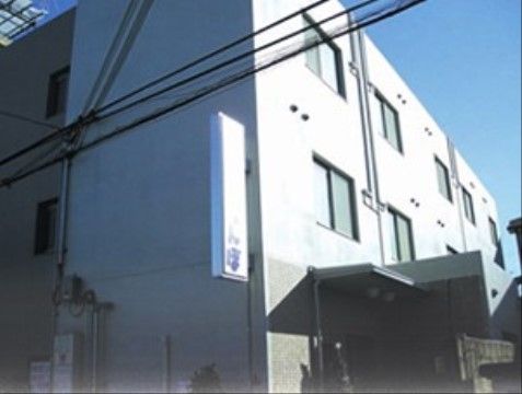 「さくらんぼ大蓮」の外観。周りの住宅の建物の色と変わらない、同化した施設である。