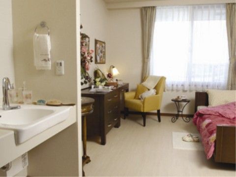 グッドタイム リビング 千葉みなと／海岸通の居室。介護ベッドやエアコン、洗面台などを完備している。