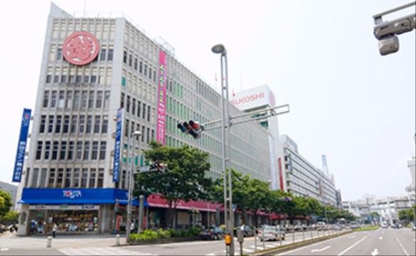 グッドタイム リビング 千葉みなと／海岸通の三越千葉店。大きな有名デパートが近くに点在している。