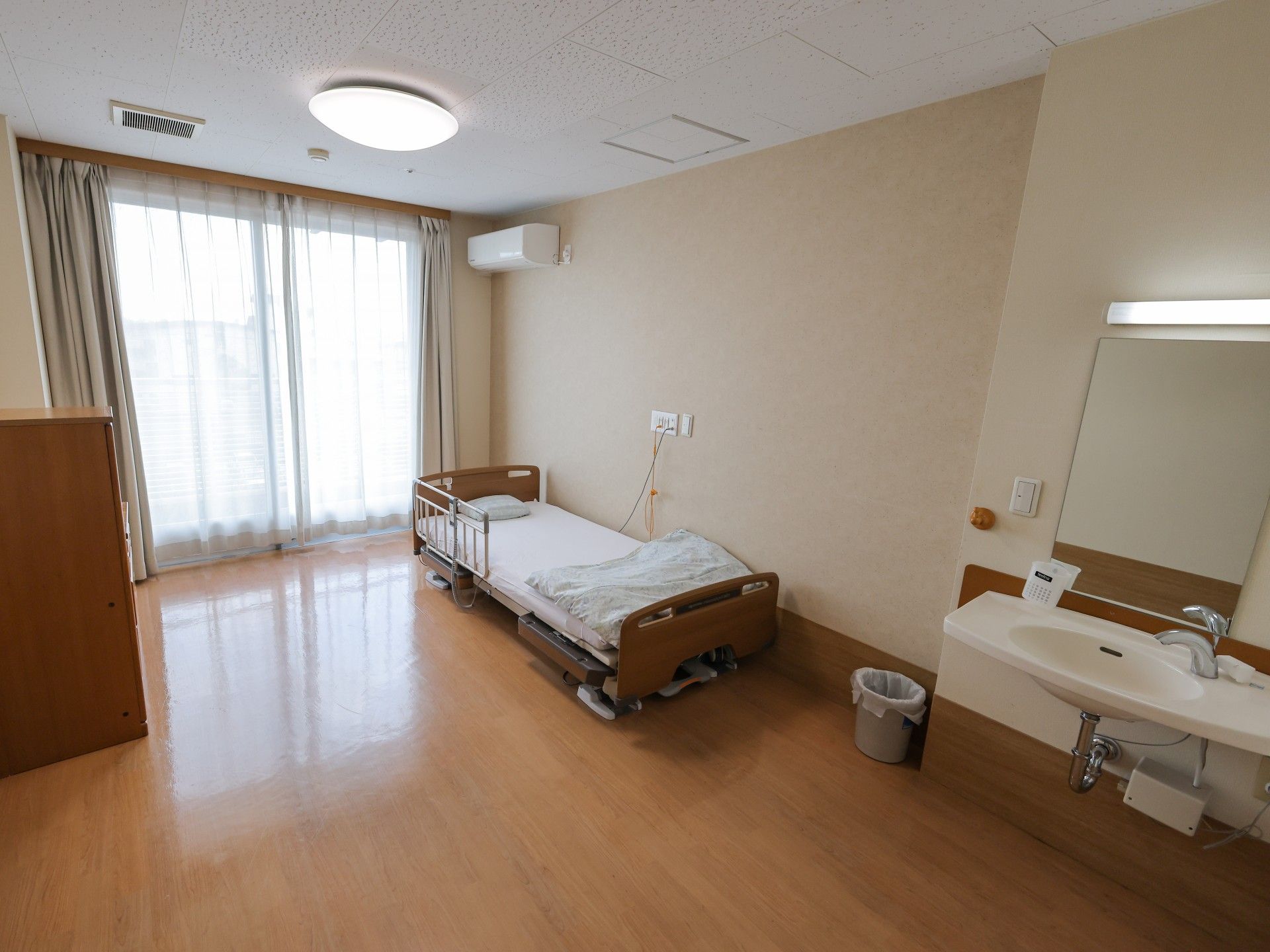 明るい個室のベッド