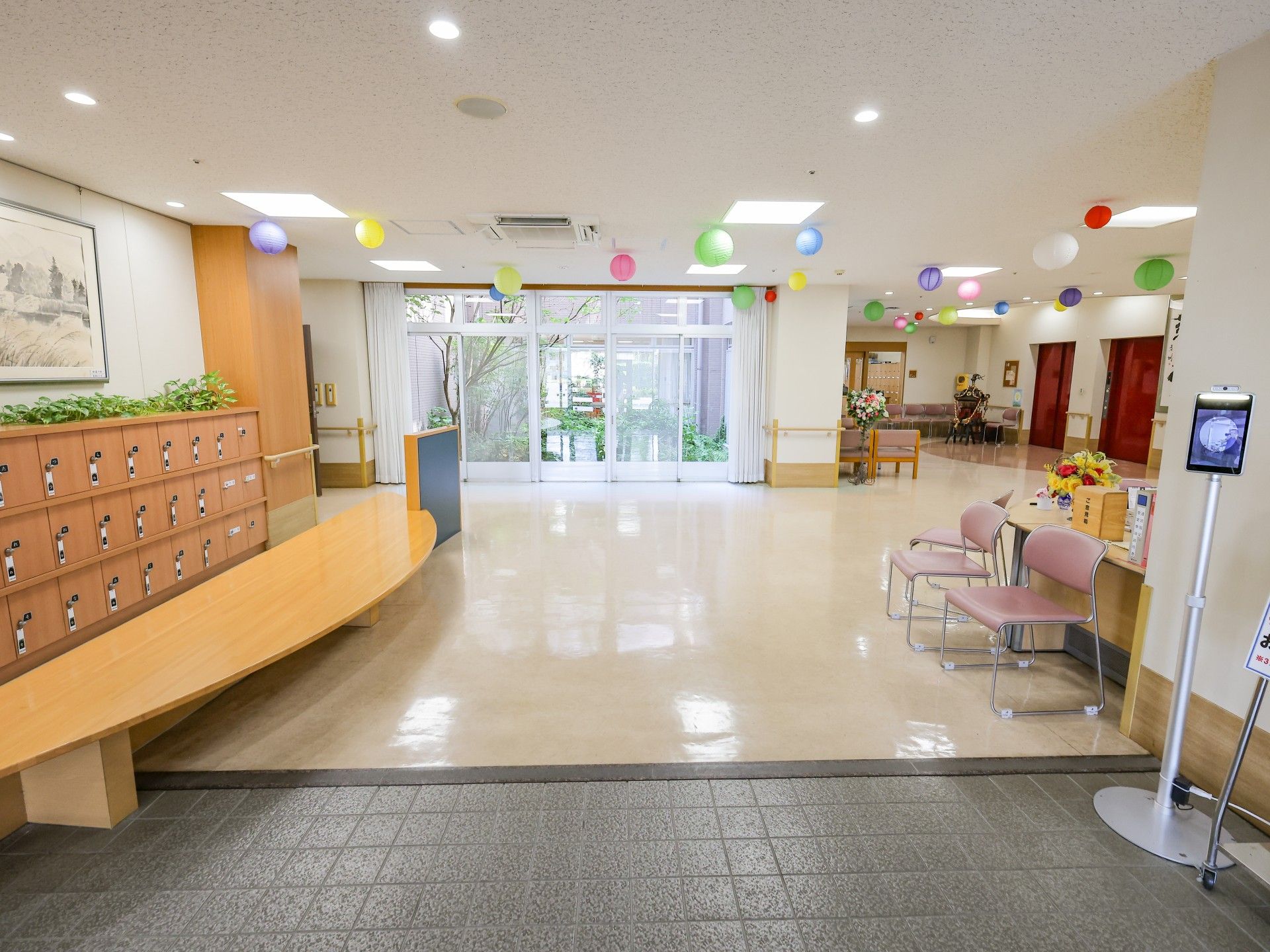 明るいエントランスホール