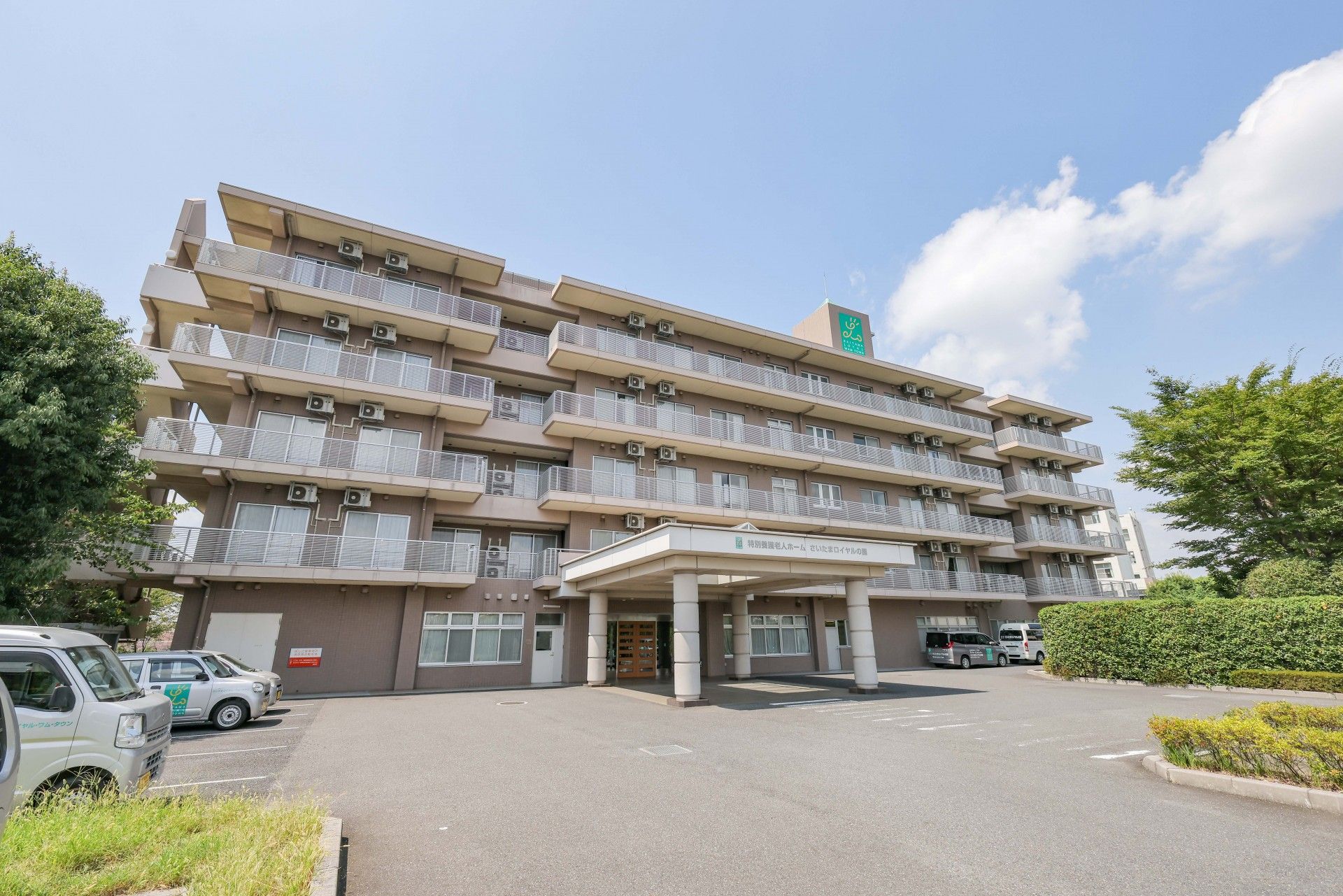 広い駐車場のある建物