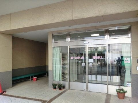 「はーとらいふEBISU」のエントランス。自動扉なので、余計な手間を掛けること無く出入りがしやすい。