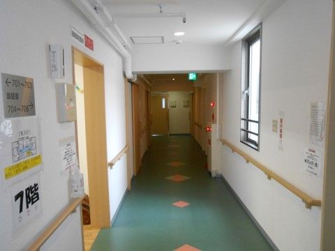 「はーとらいふEBISU」の廊下。フルフラットな廊下と、左右には介助手すりを設置している。