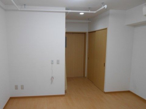 「はーとらいふEBISU」の居室。トイレと洗面台が設置されており、緊急コールも備え付けている。