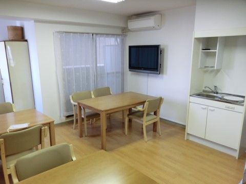 「はーとらいふEBISU」の食堂。お食事は、スタッフが配膳台を持ってこちらで召し上がる。