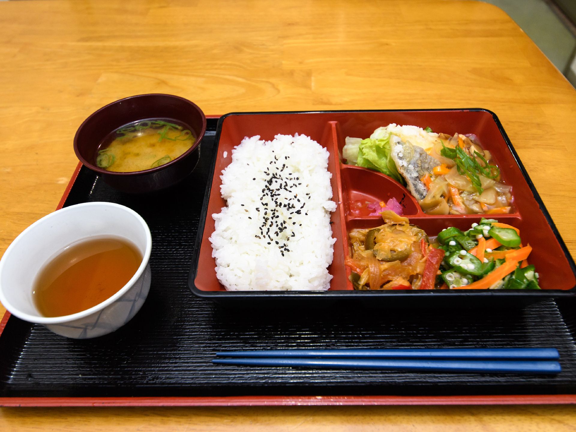 ある日の食事メニュー。メインは、白身魚のあんかけ。他におくらの和え物と、玉ねぎなどの野菜炒め、漬物がある。