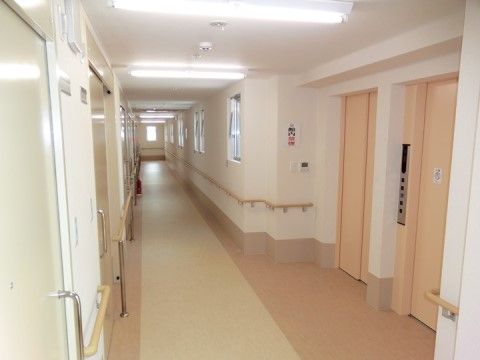 「クリスタルコート難波南」の廊下。廊下前の居室扉は全て、力の弱い方でも開けることができる横開きドアになっている。