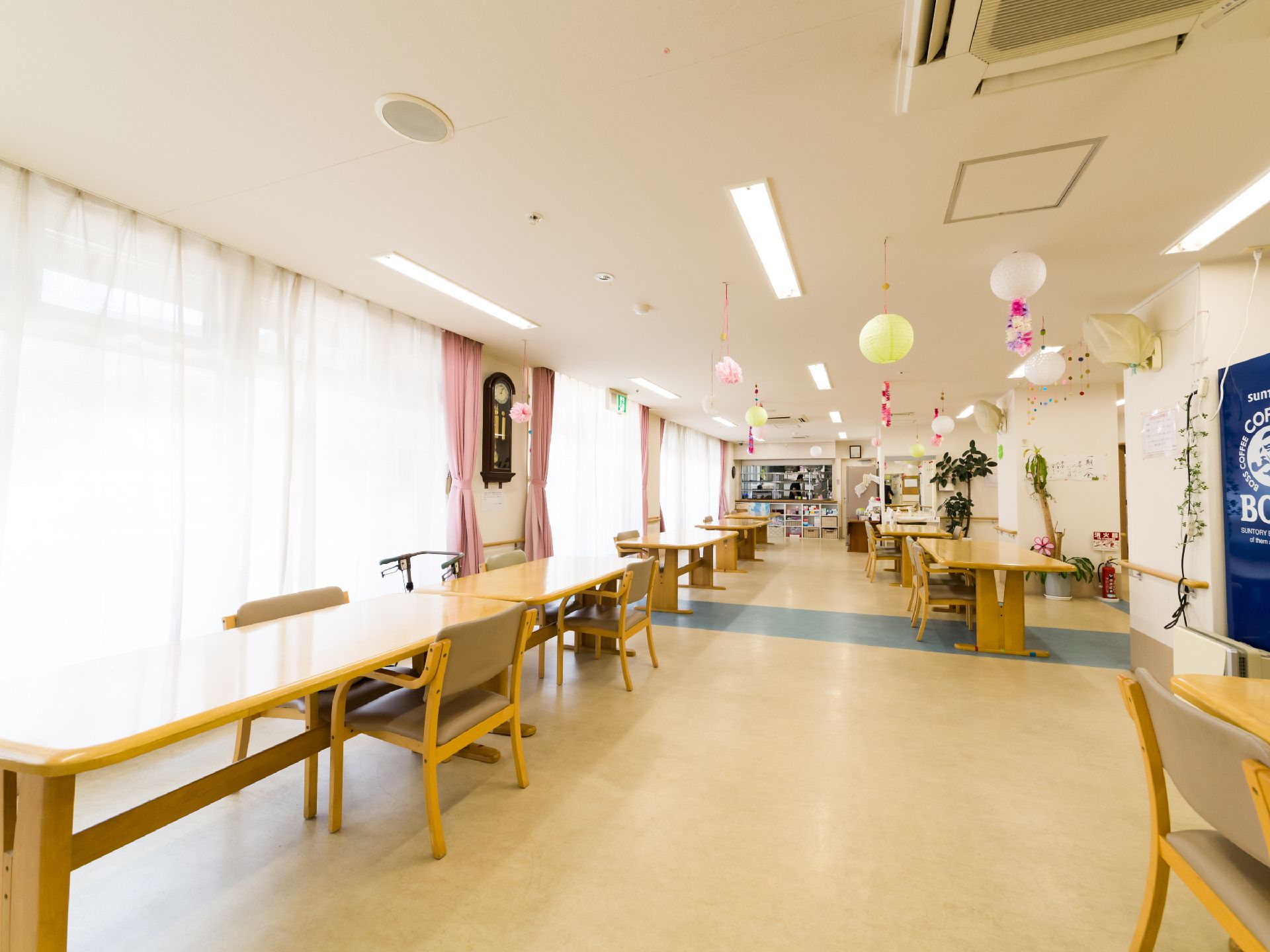 とても広く開放的な空間となっている。窓があり、明るい食堂である。テーブルと椅子がたくさん置かれている。