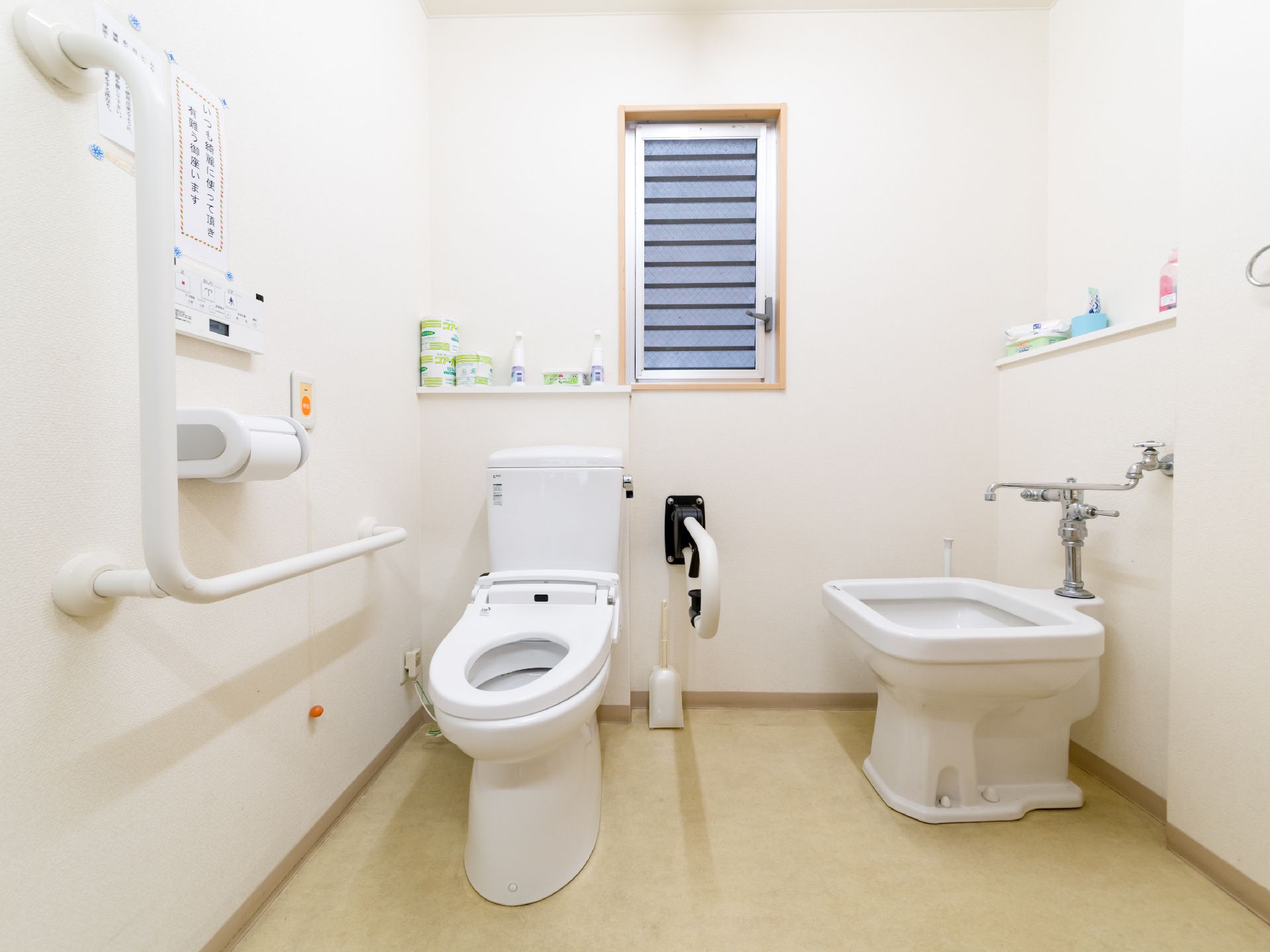 オストメイトと洋式のトイレがある。広い作りなので車椅子の人も利用しやすい。ナースコールがある。手すりが設置されており、安全である。