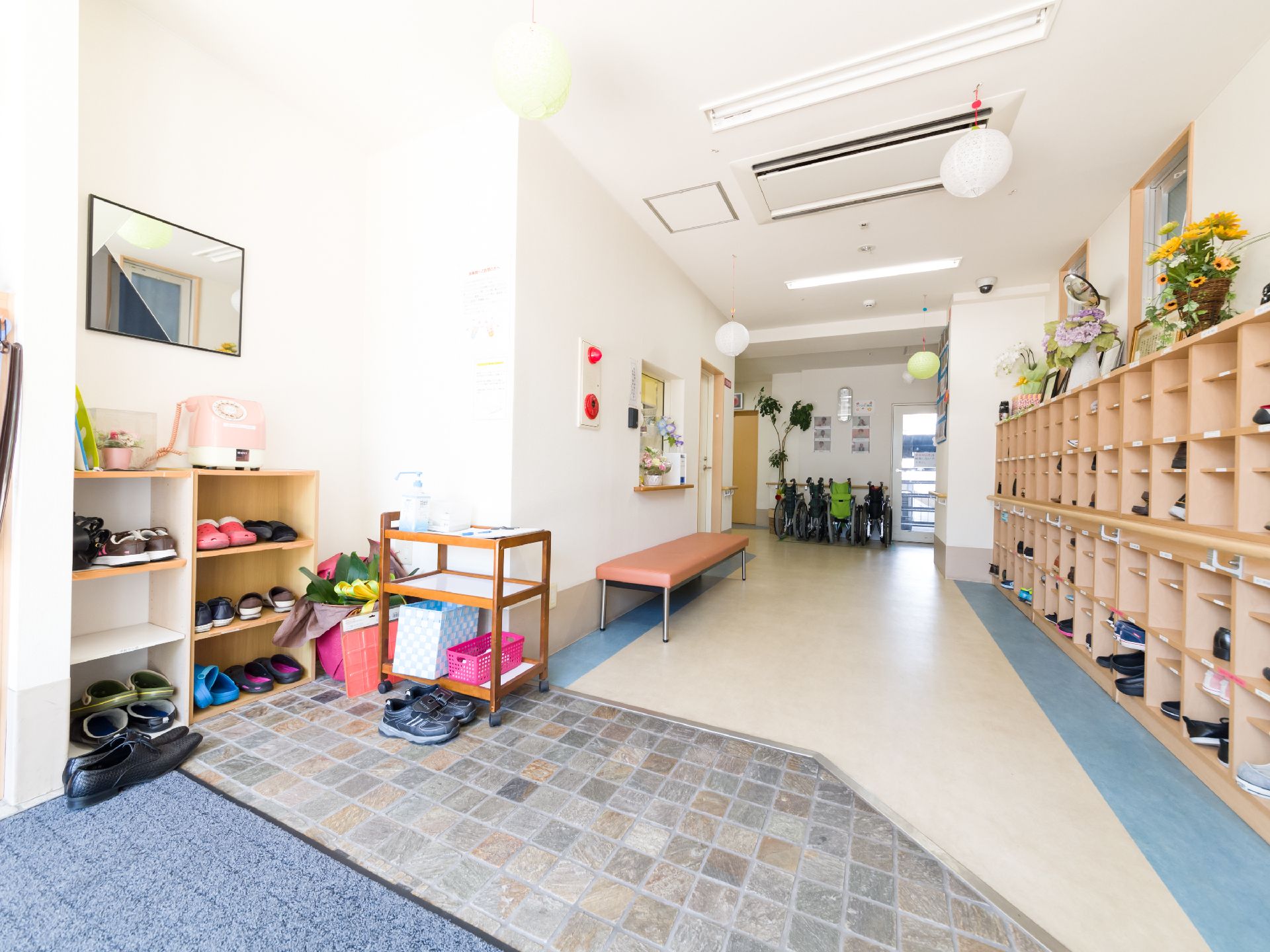 フラットな床となっており安全である。ベンチがあり、休憩することができる。大きな靴箱がある。通路が広く、車椅子の人も安心して利用できる。