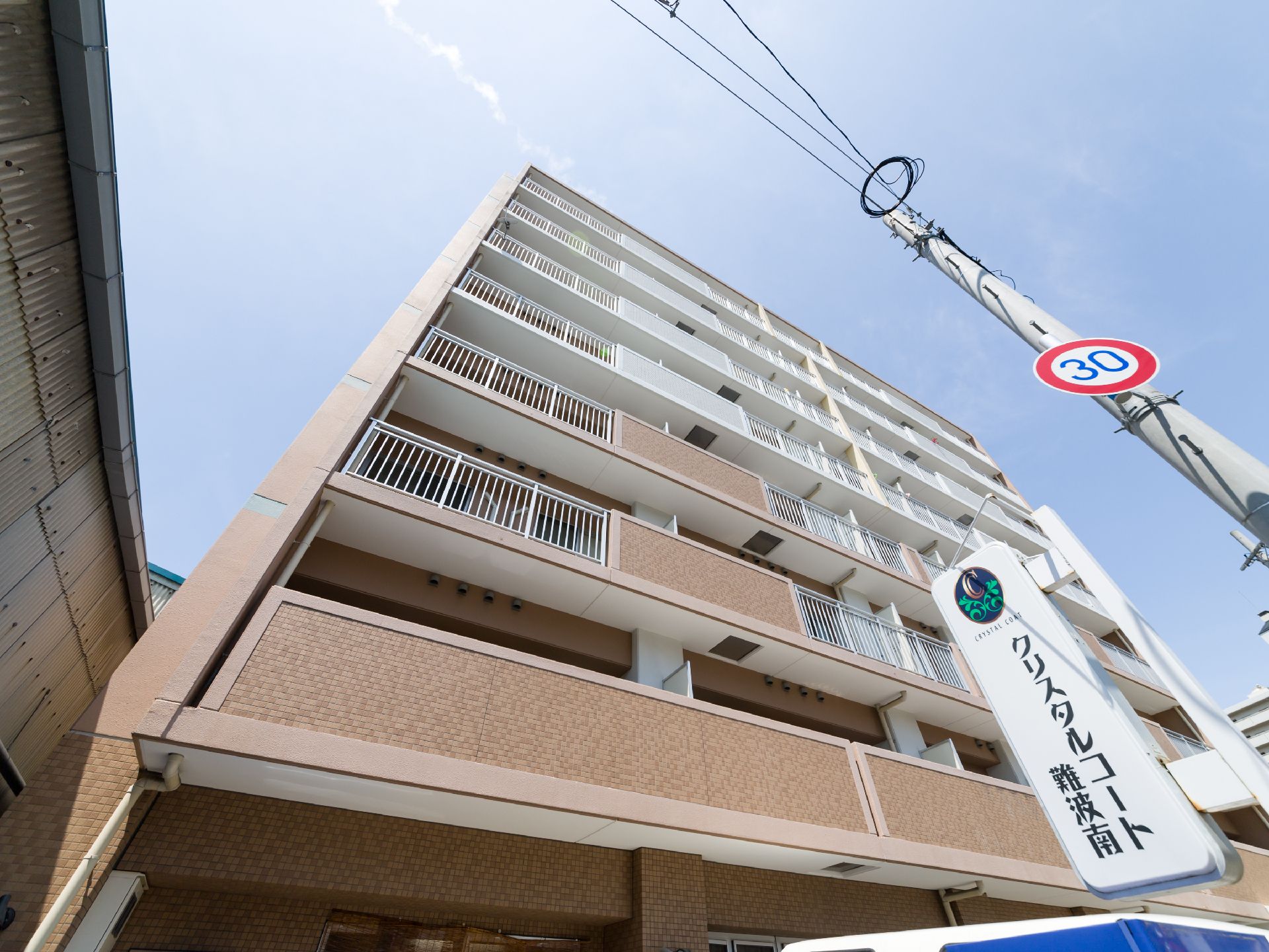 落ち着いた色味で、大きい建物となっている。ベランダが設置されており、柵や塀で囲まれていて安全である。
