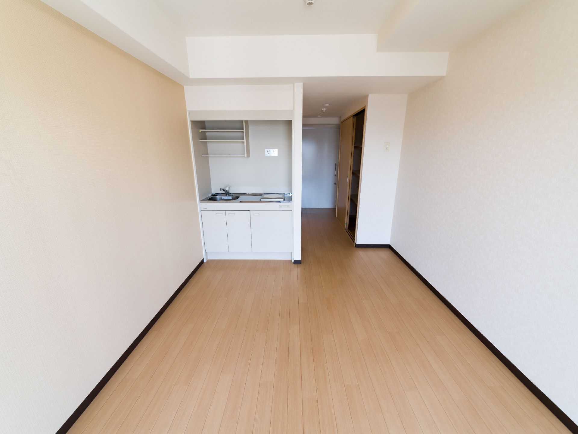 キッチンやクローゼットがついている。とても広い部屋で車椅子の人も安全に利用できる。フラットな床となっており、安全である。