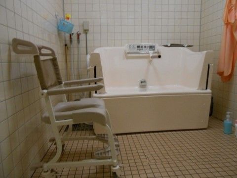 車椅子対応の広々浴室