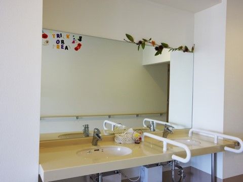 「クリスタルコート四條畷」の洗面台。共用スペースの洗面台なので、入居者様全員が使いやすい工夫を施している。
