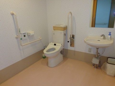 「クリスタルコート四條畷」の共用・トイレ。広め作られており、車椅子の取り回しもしやすくなっている。