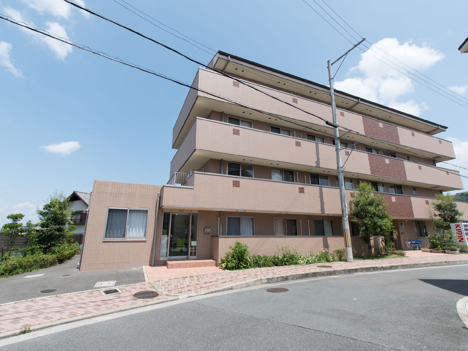 茶色の建物で4階建てとなっている。駐車場もあり便利である。たくさんの緑に囲まれた施設で、落ち着いた雰囲気である。