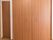 とても大きいクローゼットとなっている。一人分を収納するのに十分な大きさである。木の色で落ち着いた雰囲気がある。