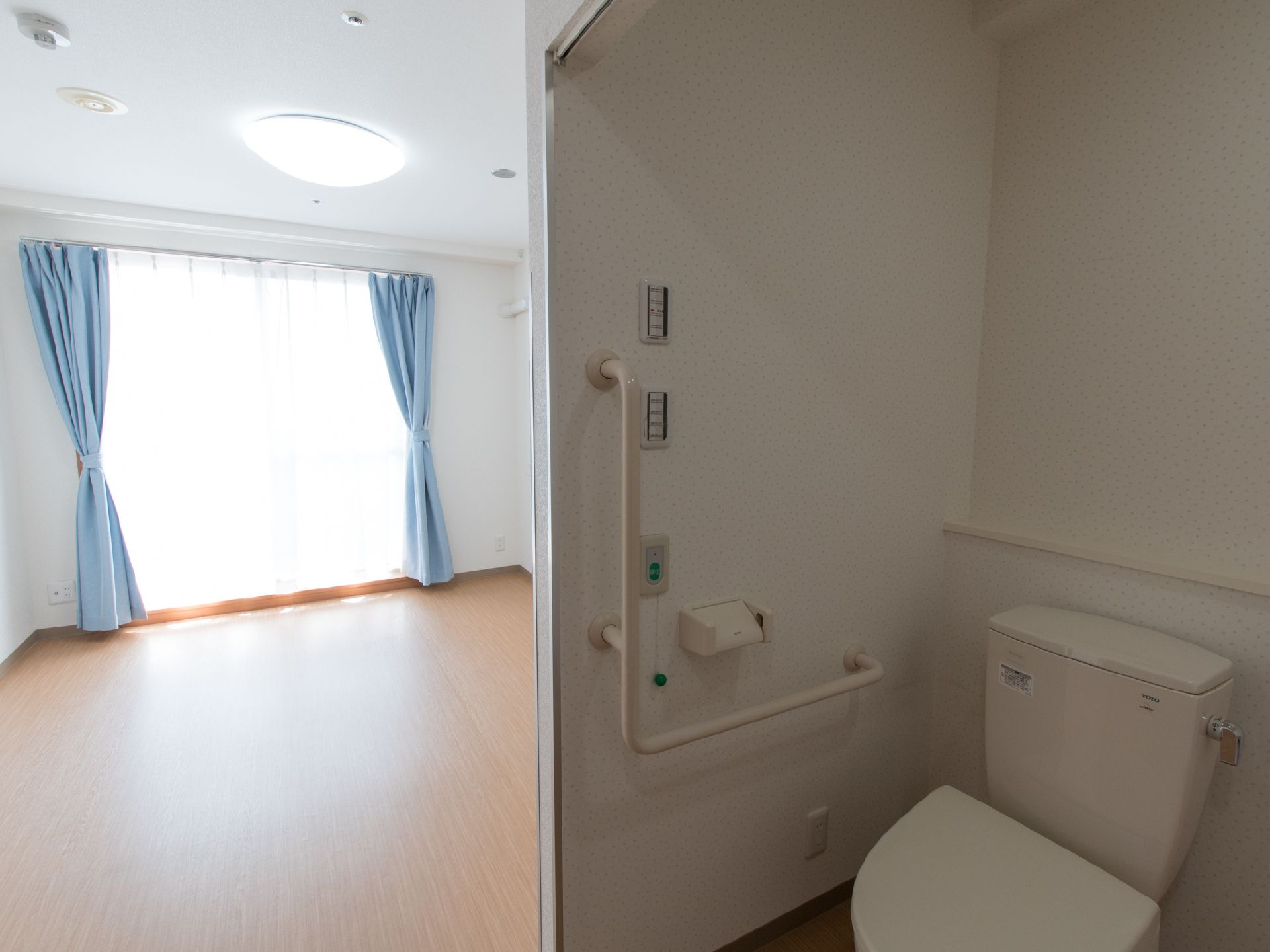 とても明るいお部屋となっている。トイレが設置されている。ナースコールもあり、安心である。フラットな床で安全となっている。