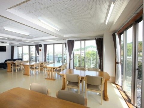 「クリスタルコート四條畷」の食堂。窓近辺にテーブルセットが置かれているので、日差しを浴びながらお食事をいただける。