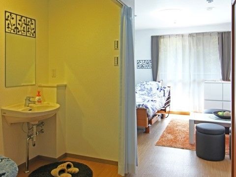 「クリスタルコート四條畷」の居室。夜間でも、周りに気を使うこと無く自由にトイレに行くことができる。