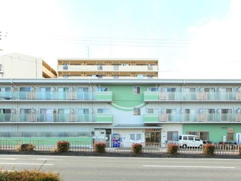 「さくらんぼ清水丘」の外観。3階建ての明色の緑が、施設の目印なので分かりやすい。