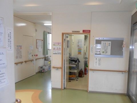 「さくらんぼ清水丘」のエントランス。入ってすぐに、受付スタッフが待機している。