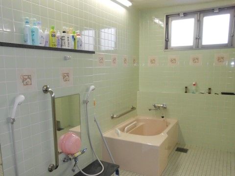 「さくらんぼ清水丘」の浴室。普通浴室、機械浴室を完備しており、入居者様のお身体に合わせての入浴ができる。