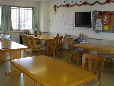 「さくらんぼ清水丘」のリビング。施設のイベント情報が、黒板に貼られていたりするので確認ができる。