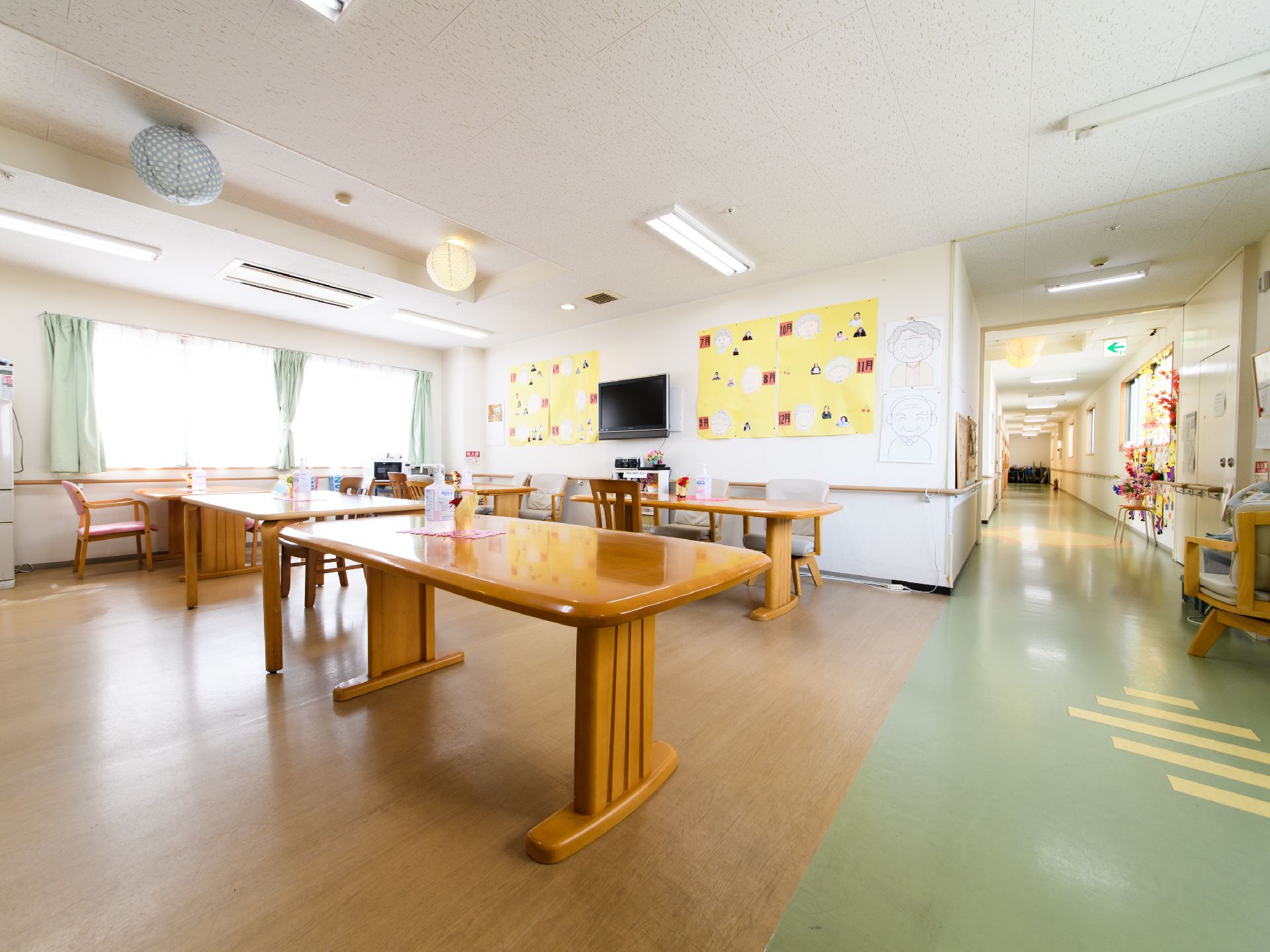 食堂の壁にはおじいさんとおばあさんの顔を描いたイラストが飾ってある。他にも写真やメッセージなどを書いた紙が貼ってある。