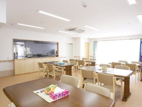 キッチンとカウンターが設けられているダイニングルーム