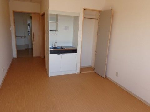 「エル・クルー瓢箪山駅前」の居室。簡単な小料理や湯沸かしに便利で、居室でティータイムを味わえる。