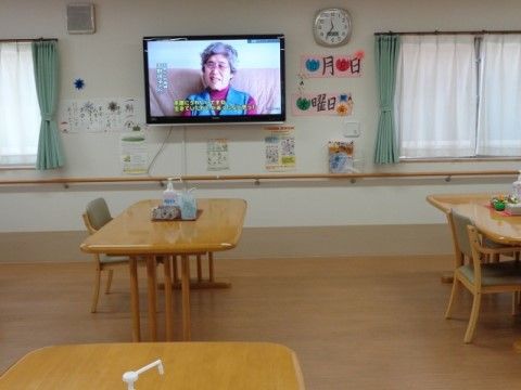 「エル・クルー瓢箪山駅前」の食堂。入居者様と世間話をしながら、テレビ鑑賞ができ会話が弾む。