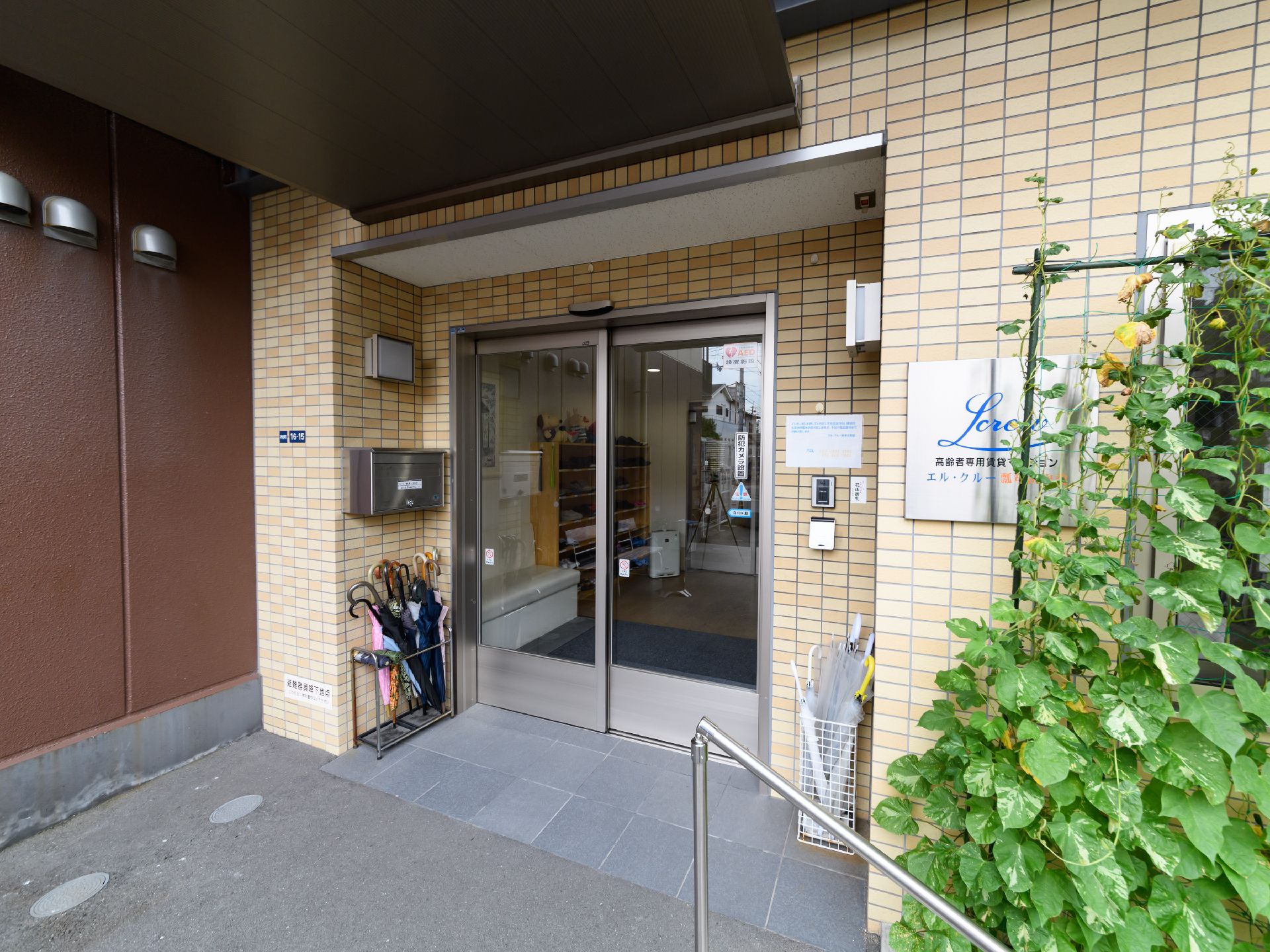エントランスはフラットな床になっており、手すりが取り付けられている。自動ドアが設置され、車椅子の方も快適である。
