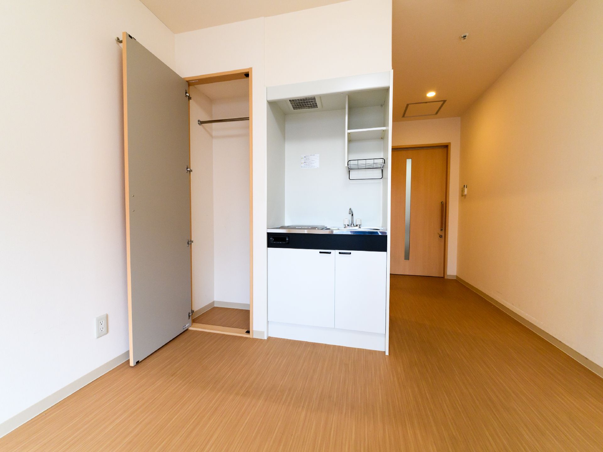 開き戸のクローゼットである。クローゼット内にパイプが付いているので、ハンガーを掛けることも可能である。