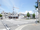 都市近郊の明るい施設外観