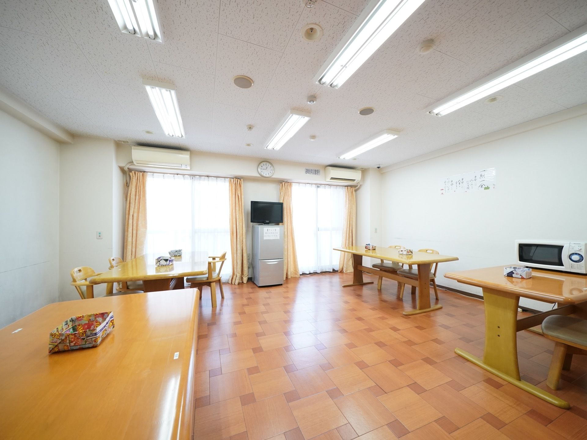広々とした空間に余裕のある配置でダイニングセットを設置している。車椅子での移動もストレスなくでき、ゆったりと過ごすことができる。