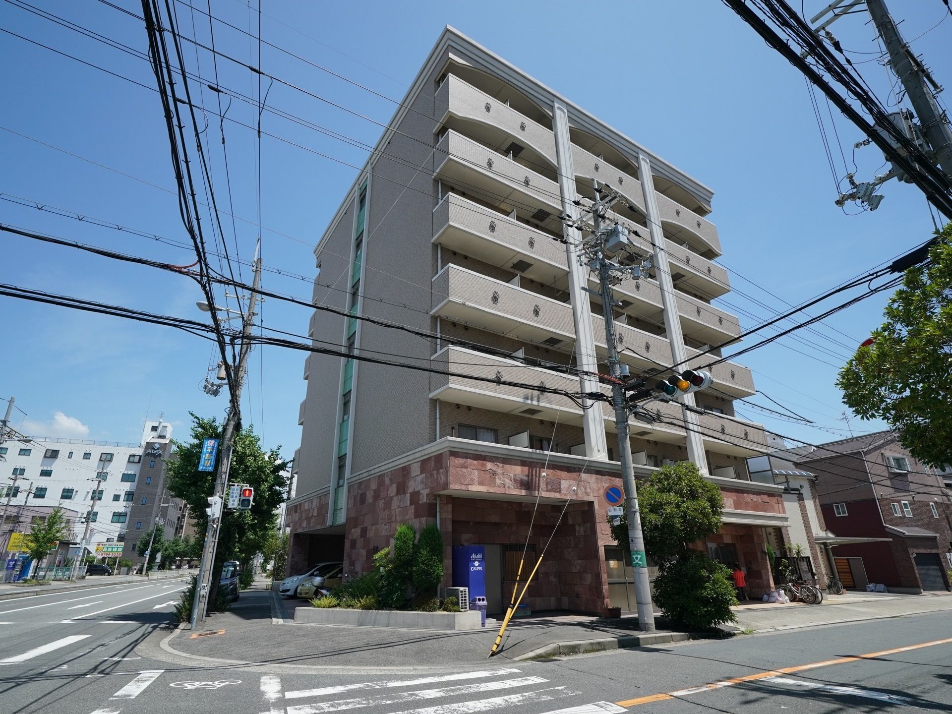 交通のアクセスの良い都会に立地した、７階建ての施設である。デパートへ買い物に行くなど、気分転換をしやすい環境である。