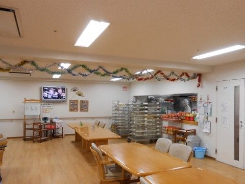 キッチンカウンターのそばに配膳ワゴンが設置されたダイニングルーム