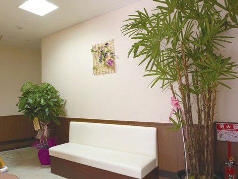 アコード布施のエントランス。明るく清潔感のある空間にソファをもうけ、くつろぎスペースとしております。