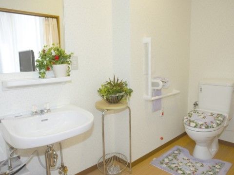 アコード布施の居室内トイレ。居室内に設けられた個人専用のトイレとなっております。お気軽にお使いください。