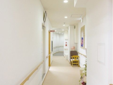 アコード布施の廊下。明るく見通しのいい廊下では夜間お一人でのご利用が楽に行なえます。