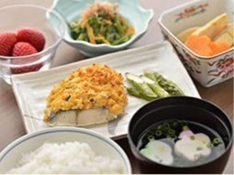 ご飯とお吸い物、おかずとデザートが並ぶ一汁三菜のメニュー