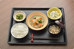 野菜と肉団子の煮物とマカロニサラダ、ご飯と味噌汁のセット