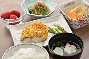アスパラ炒めと魚のフライ、おひたしと筍と人参の煮物、ご飯と吸い物に苺のデザートがセットになったメニュー
