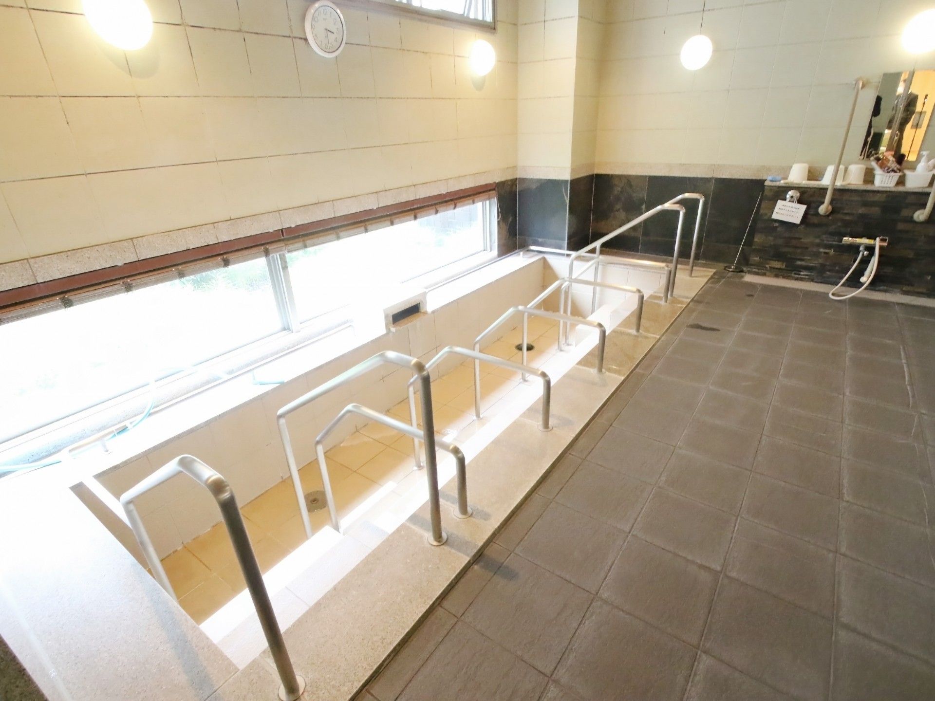 手すりが設置された大浴場