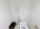 明るく清潔なトイレの内部空間