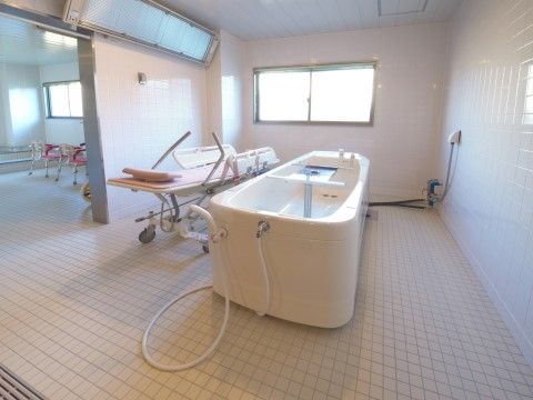 施設内には、特殊な機械浴槽を完備している。寝たきりの方でもストレッチャーに横になった状態で、湯船に浸かることができる。