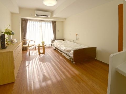 日当たりのよい開放感のある居室である。床はホコリの溜まりにくいフローリング材なので、アレルギー体質の方でも快適である。