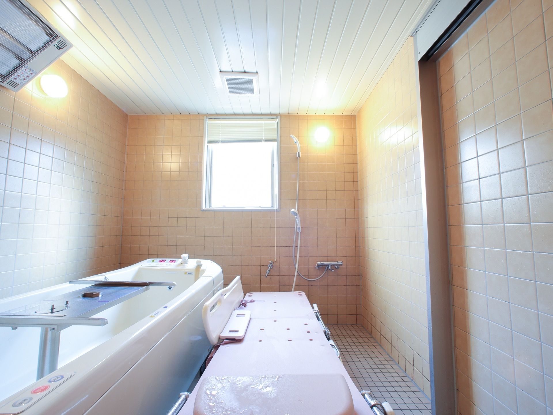 施設には自力入浴が困難な入居者様のための設備もある。タイル張りの浴室にはストレッチャー式の特別浴槽が設置されている。